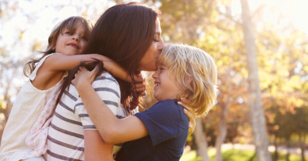 Navegando pelo caos alegre: um guia para simplificar sua jornada parental com dicas engenhosas.