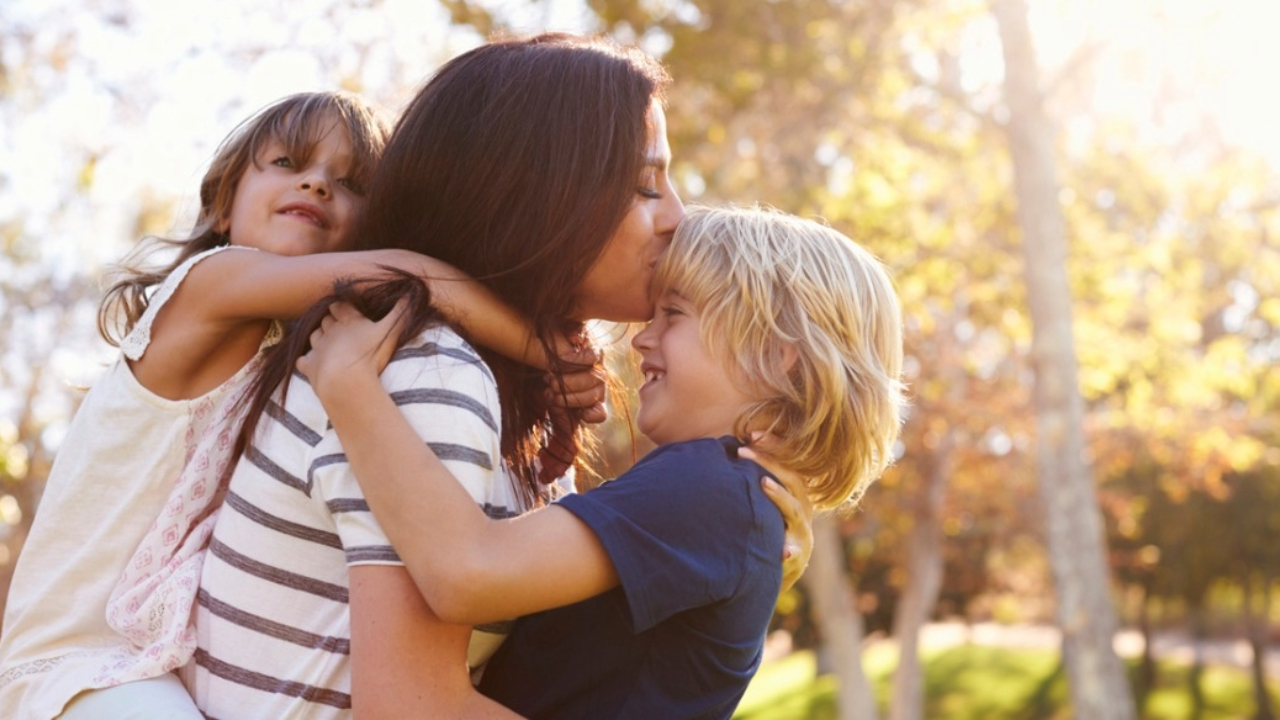 Navegando pelo caos alegre: um guia para simplificar sua jornada parental com dicas engenhosas.