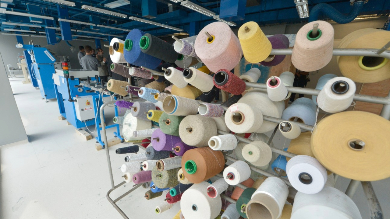 Navigating the World of Sustainable Fashion: Impact and Opportunities in the Clothing Industry.