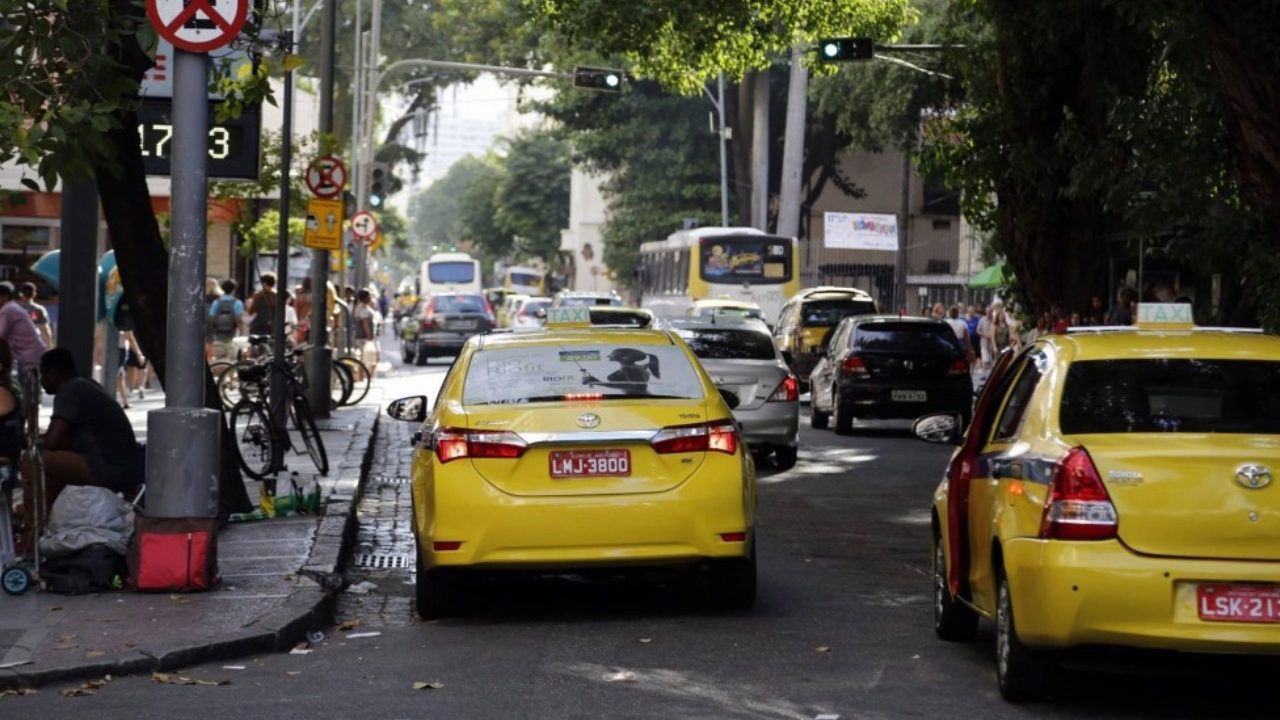 Descubra estratégias práticas e fáceis para cortar custos de transporte e economizar mais dinheiro no seu bolso.